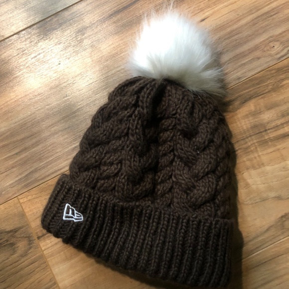 Cleveland Browns Hat beanie puff ball - Picture 2 of 3